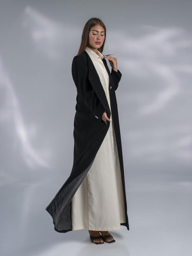 عباية بليزر سوداء مع بلوزة كتان