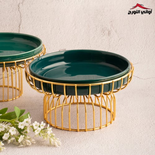 ستاند ذهبي مع صحن حلويات أخضر