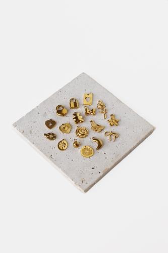 تعليقات مطلية ذهب 18K وسط