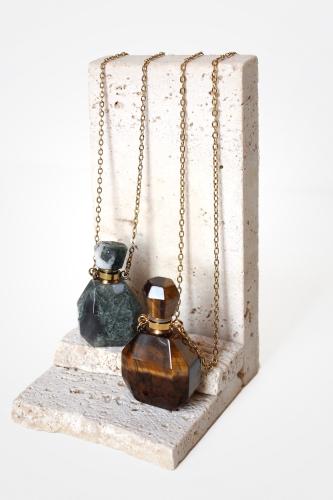 قلادة عطر كبيرة مضلعة