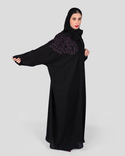 عباية سوداء بنقش امامي