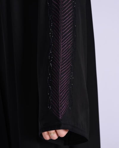 عباية سوداء بتطريز جانبي