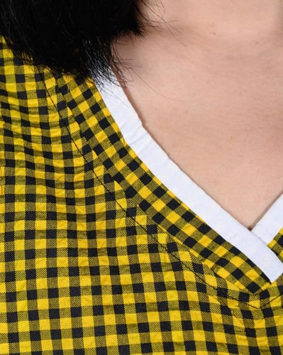 زي عاملة منزلية برقبة وسيعة كاروهات