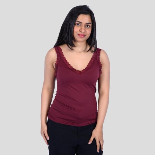 بلوزة نسائية صيفية بتطريز خفيف