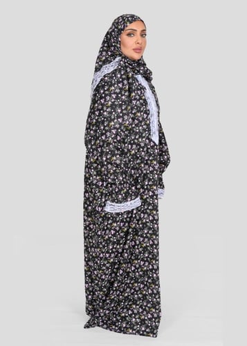 شرشف صلاة بنقشة ورد ودانتيل أبيض