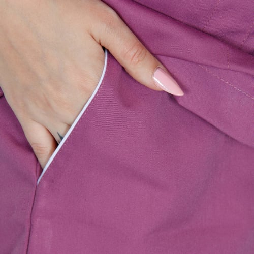 سكراب طبي لون زهري وخطوط بيضاء