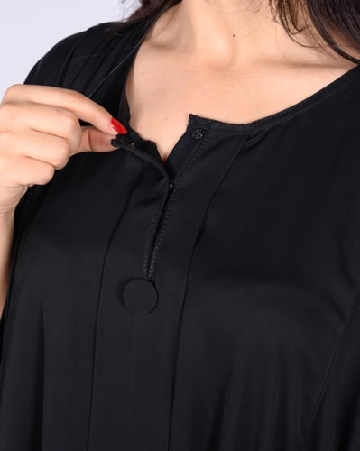 عباية سوداء بأزرار أمامية وجيوب جانبية