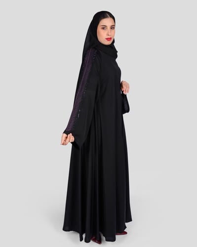 عباية سوداء بتطريز جانبي