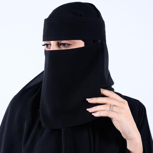 نقاب نسائي وسط خط قصير