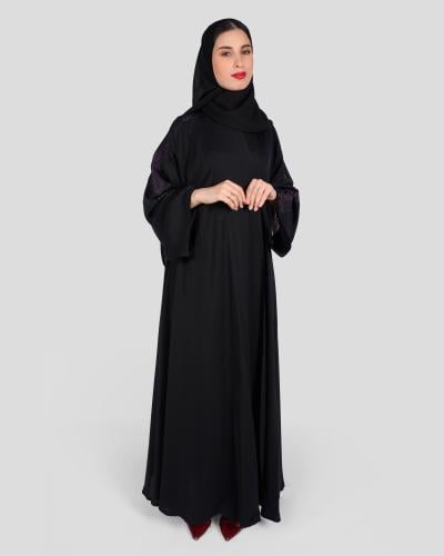 عباية سوداء بتطريز جانبي