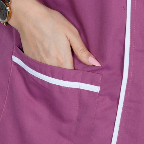 سكراب طبي لون زهري وخطوط بيضاء