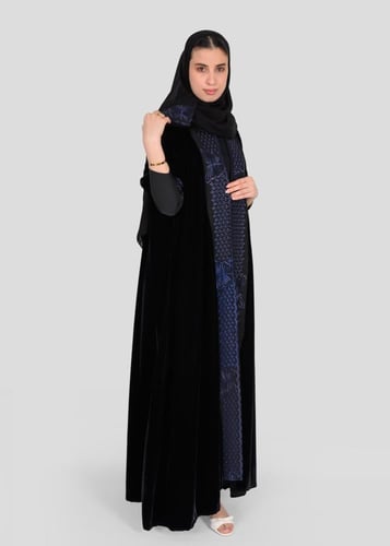 عباية مخمل مطرزة كاملة مع طرحة مطابقة
