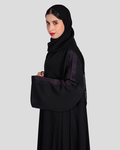 عباية سوداء بتطريز جانبي