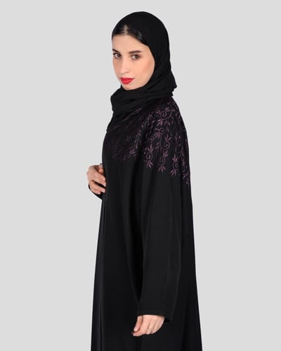 عباية سوداء بنقش امامي