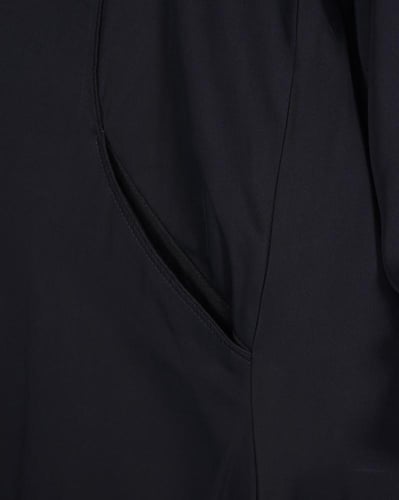 عباية سوداء بأزرار أمامية وجيوب جانبية