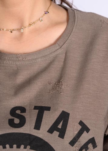 بلوزة نسائية بقصة مريحة