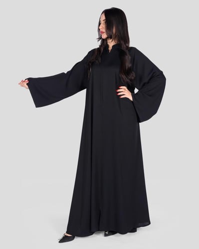 عباية نسائية سوداء واسعة بياقة قصيرة محتشمة