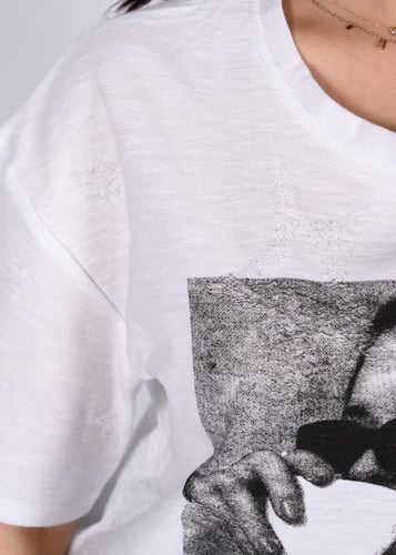 بلوزة نسائية بطبعة كلاسيكية