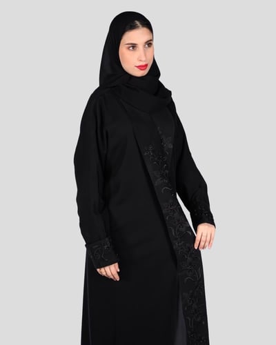 عباية رسمية سوداء بخامة ناعمة وتطريز أسود