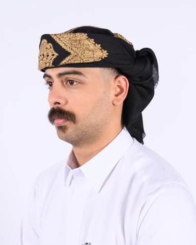 شال رجالي اسود بتطريز ذهبي