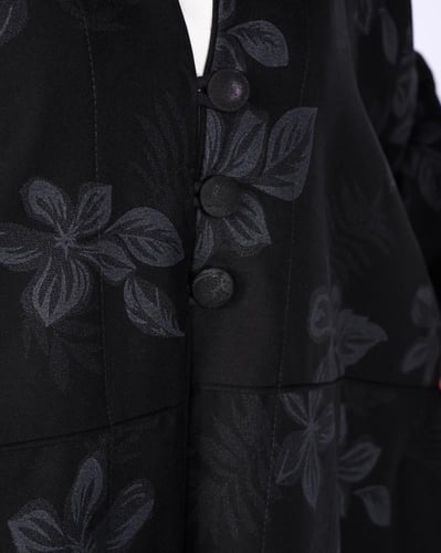 عباية سوداء بتصميم جاكار