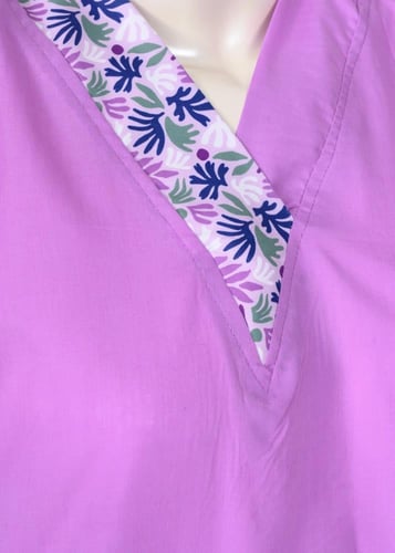 زي عاملات بفتحة رقبة مريحة