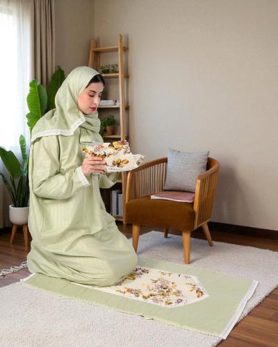 طقم صلاة نسائي مشجر