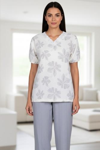 بجامة نسائية بنقشة ورد و رقبة دانتيل