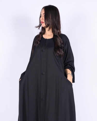 عباية سوداء بأزرار أمامية وجيوب جانبية