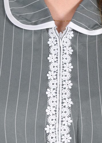 زي عاملات بتصميم دانتيل