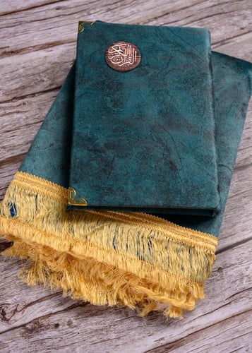 طقم سجادة صلاة ومصحف كحلي غامق