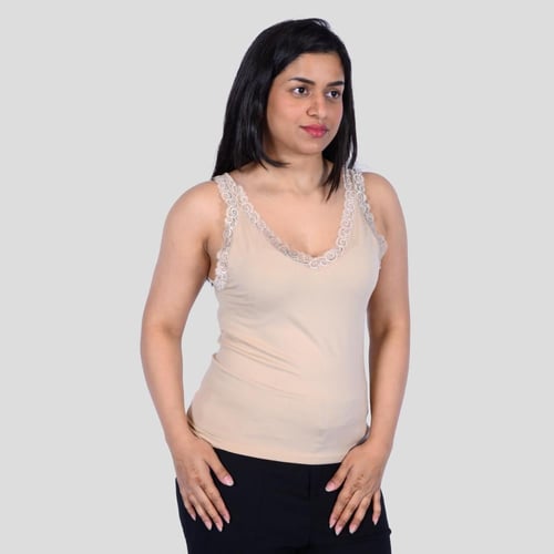 بلوزة نسائية صيفية بتطريز خفيف