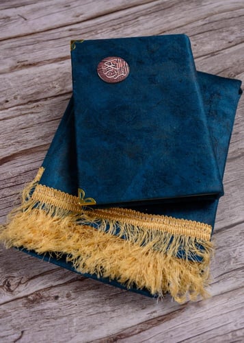 سجادة صلاة كحلي غامق مع مصحف مغلف فاخر