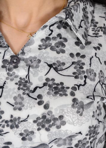 بجامة نسائية بلون ابيض و اسود