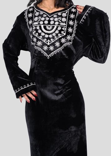 جلابية مخمل نسائي مطرزة