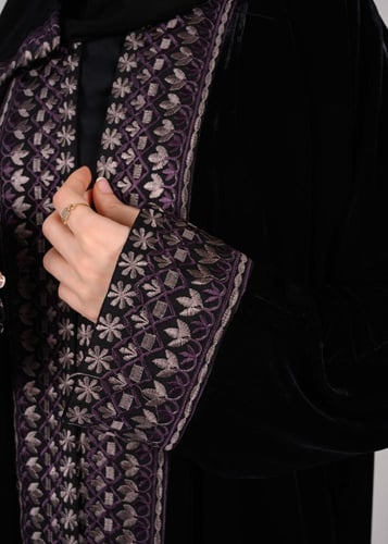 عباية مخمل مفتوحة بتطريز أمامي وعلى الأكمام مع طرح...