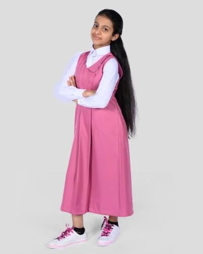 مريول بناتي وردي طويل بقصة انسيابية وجيوب عملية
