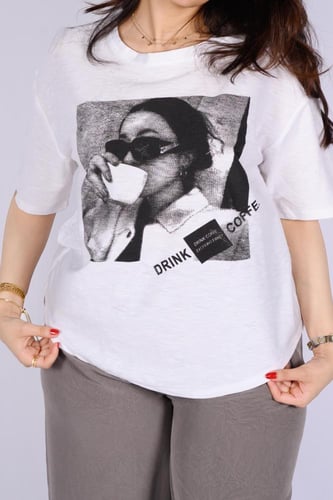 بلوزة نسائية بطبعة كلاسيكية