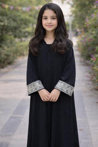 عباية بناتي سوداء بتطريز فضي على الأكمام