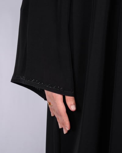 عباية سوداء بتطريز فاخر