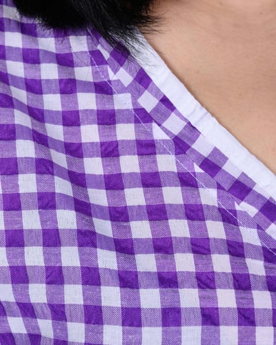 زي عاملة منزلية بلون بنفسجي كاروهات