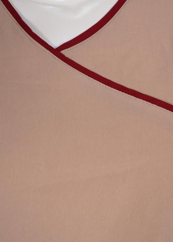 طقم عاملات قطعتين بفتحة رقبة V وجيوب