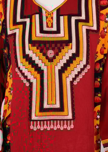 جلابية عسيرية مطرزة بتصميم تراثي