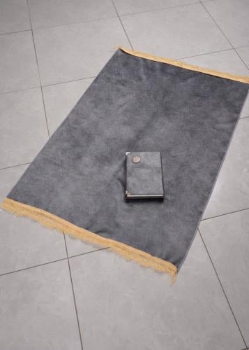 طقم سجادة ومصحف مخمل رصاصي