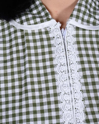 طقم عاملة منزلية مع مريلة مطبخ