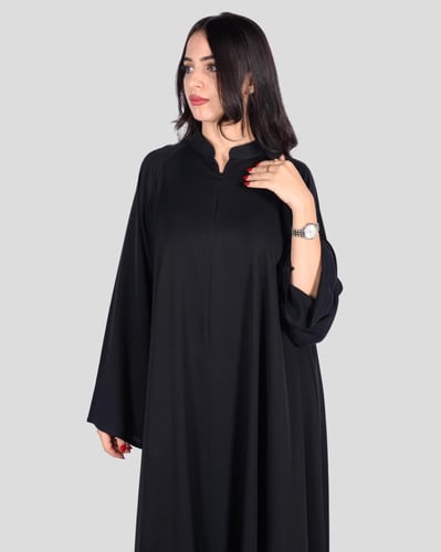 عباية نسائية سوداء واسعة بياقة قصيرة محتشمة