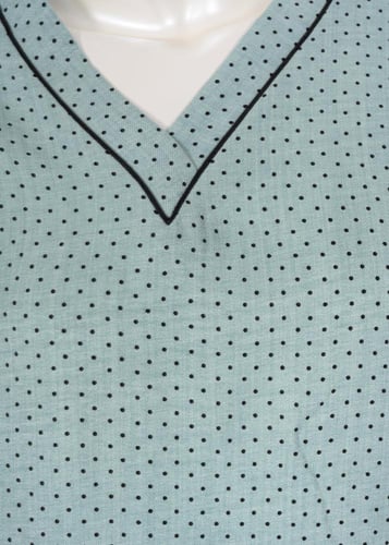 طقم زي عاملات منقط بياقة سبعة وجيوب واسعة