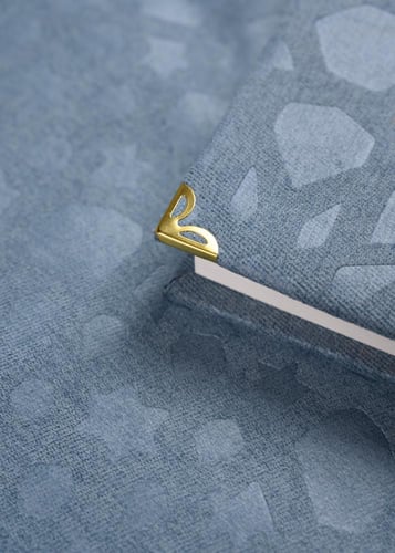 سجادة صلاة ومصحف مخمل أزرق بنقش إسلامي