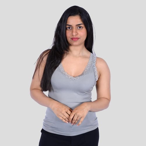 بلوزة نسائية صيفية بتطريز خفيف