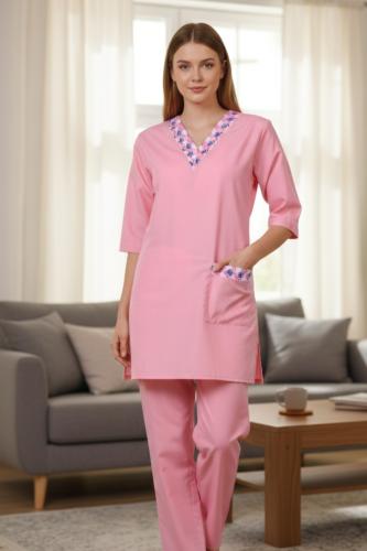 زي عاملات بفتحة رقبة مريحة